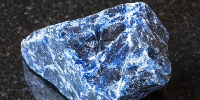 La Sodalite c'est quoi ? Comment la reconnaître, l'utiliser et la recharger ?