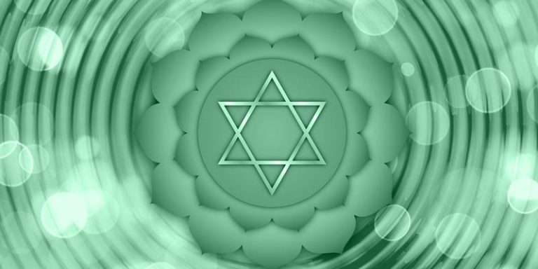Comment rééquilibrer le Chakra du Cœur (Anahata) et inviter l’amour, la paix et l’harmonie intérieure
