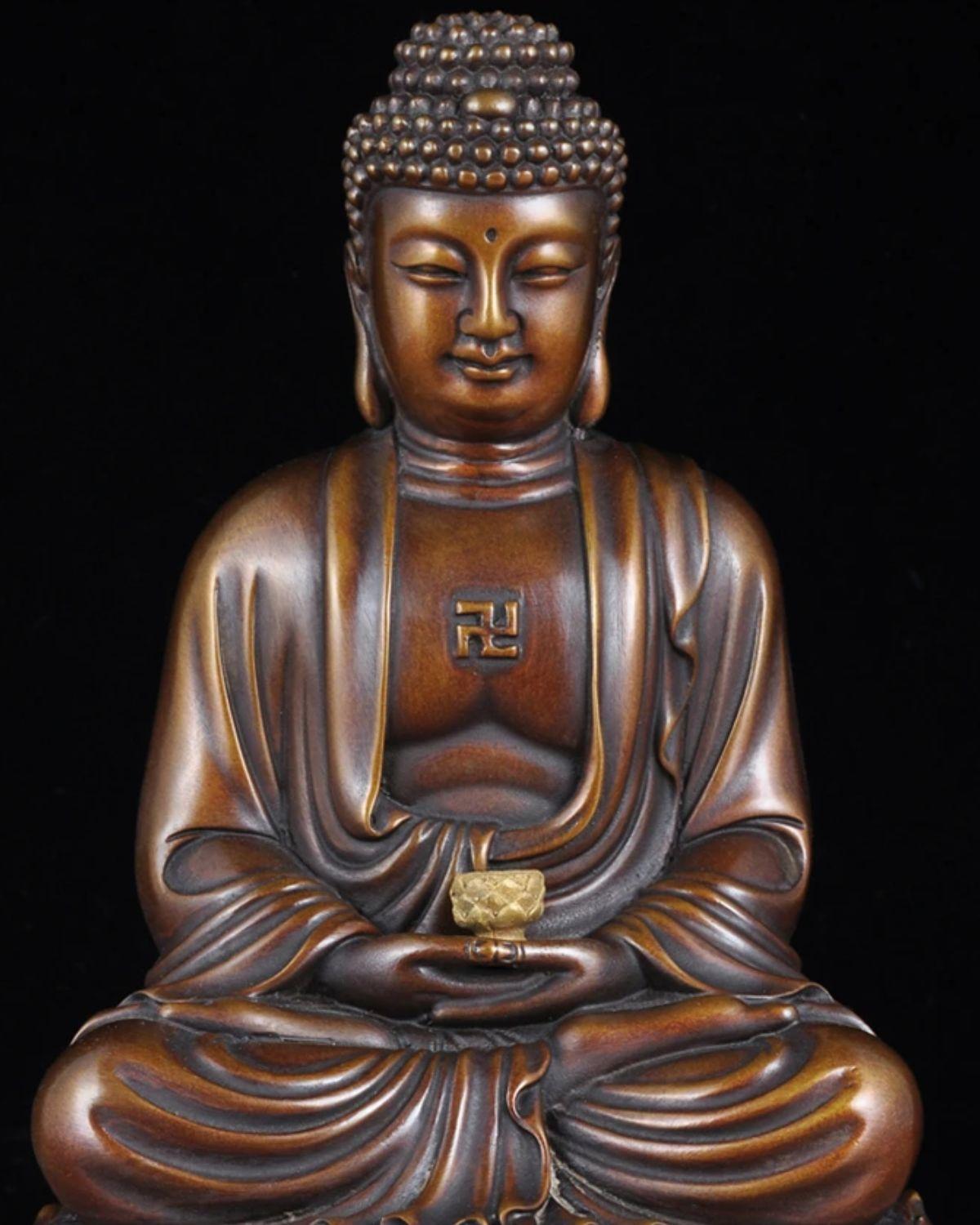 Statue de Bouddha assis en laiton, finition patinée élégante, sculpture artisanale asiatique pour décoration raffinée et espace de méditation.