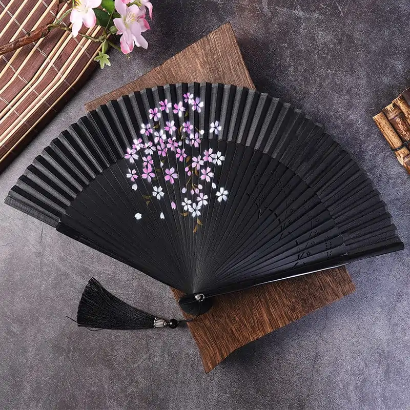 Éventail chinois en damas de soie et bambou