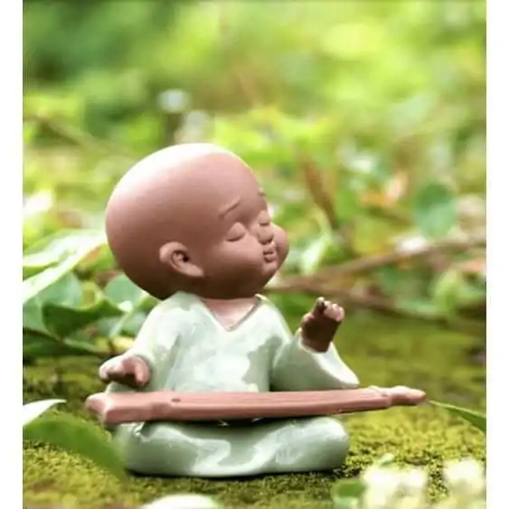 Statue moine bouddhiste zen en argile