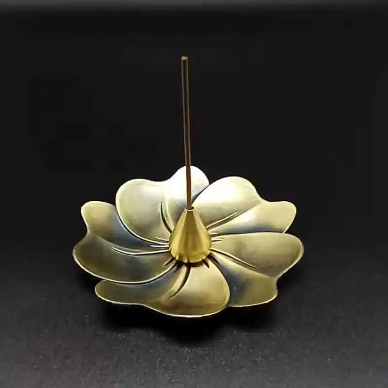 Porte encens lotus en métal – Objet rituel apaisant