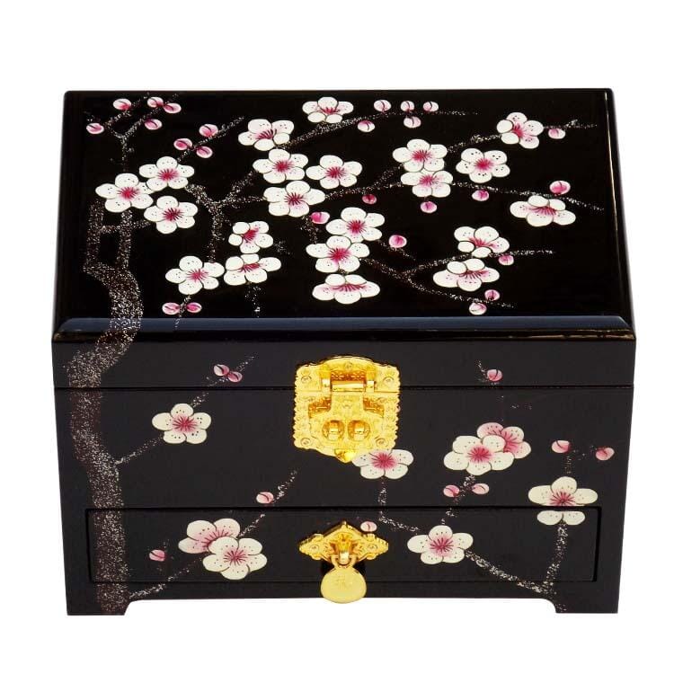 Boîte à bijoux chinoise en bois laqué noir décor fleur de prunier rose et blanche, fermoir doré et tiroir. Chinese black lacquer jewelry box with pink and white plum blossom design, gold clasp and drawer.