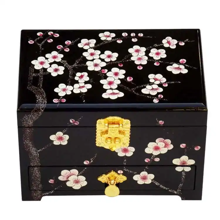 Boîte à bijoux chinoise en bois laqué noir décor fleur de prunier rose et blanche, fermoir doré et tiroir. Chinese black lacquer jewelry box with pink and white plum blossom design, gold clasp and drawer.