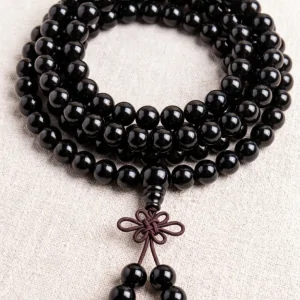 Mala en obsidienne noire polie 108 perles et noeud de l infini | Polished black obsidian 108-bead mala with guru bead and infinity knot.