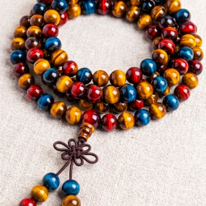 ala 108 perles en oeil de tigre bleu rouge jaune avec noeud de l infini | 108-bead tricolor Tiger Eye mala necklace with Infinity Knot.