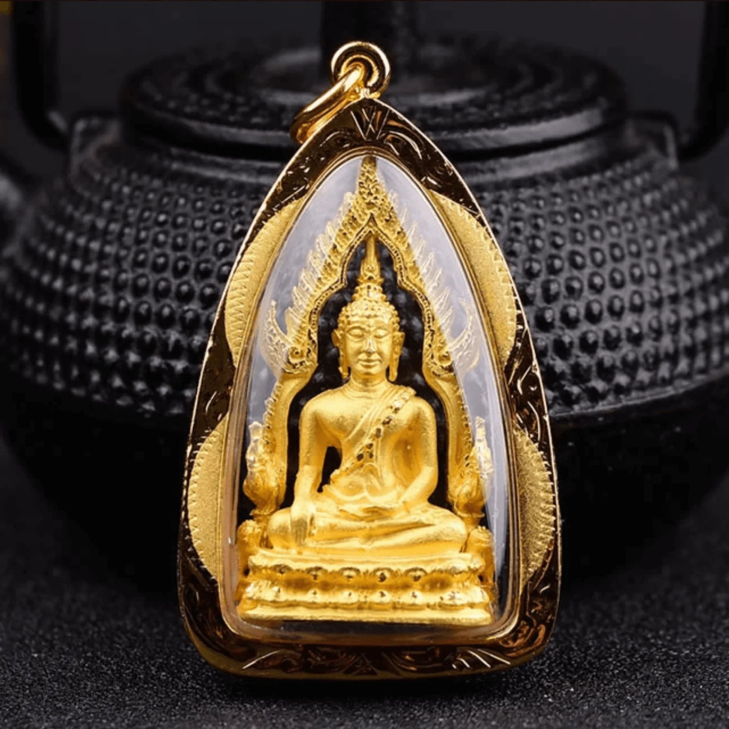 pendentifs amulettes amulette bouddha phra chinnaraj dore