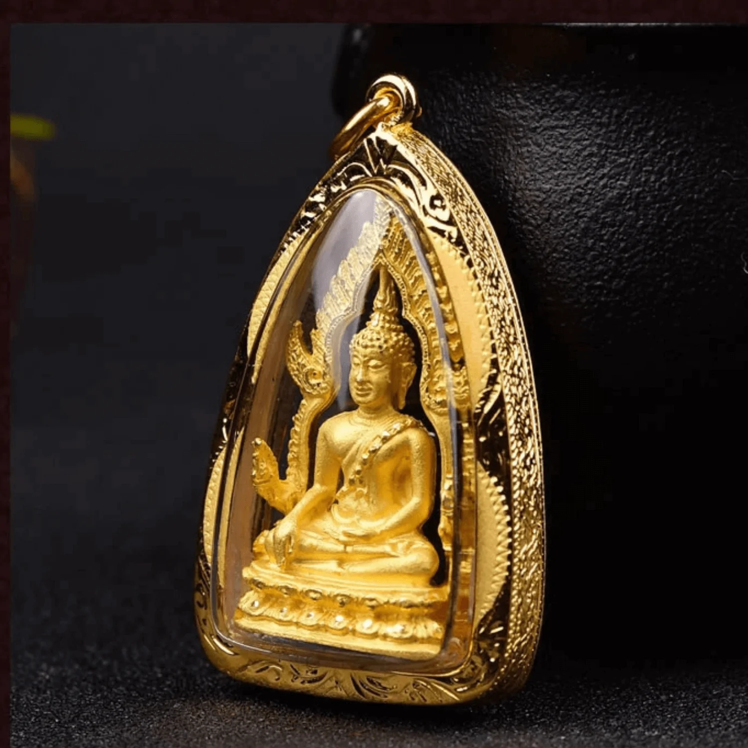 pendentifs amulettes amulette bouddha phra chinnaraj dore