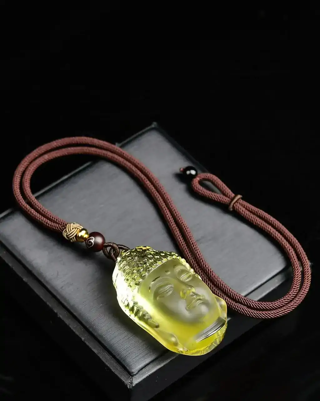 pendentifs amulettes pendentif bouddha amitabha citrin