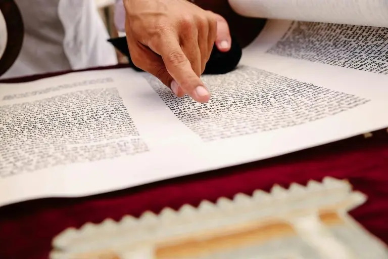 Lecture d'un manuscrit ancien avec mantras — traditions spirituelles asiatiques