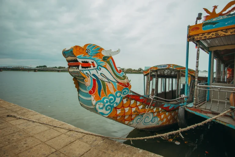 Bateaux-dragons decores lors de la fete de Duanwu, festival traditionnel chinois