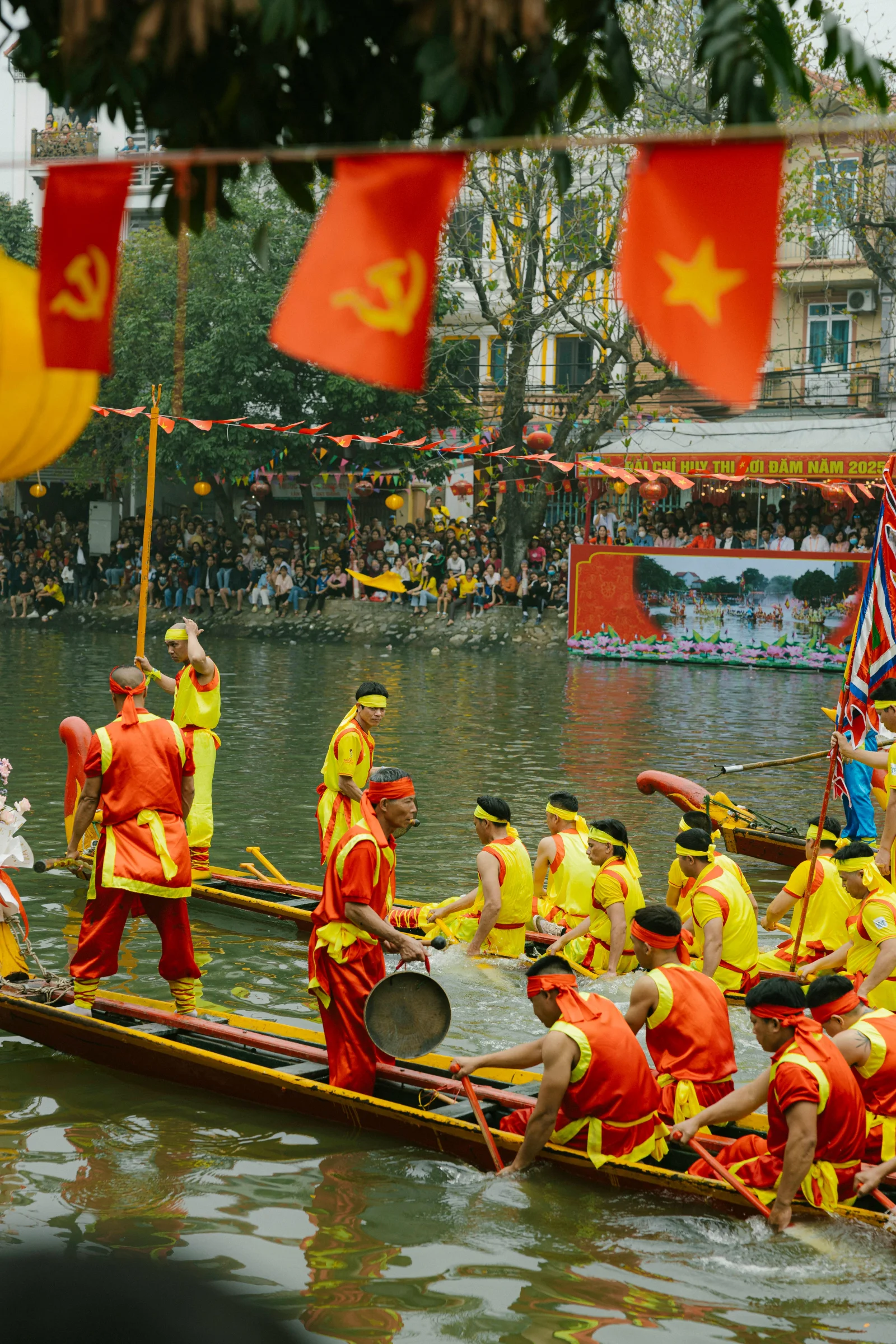 Équipes en bateaux-dragons lors de la fête de Duanwu en Chine