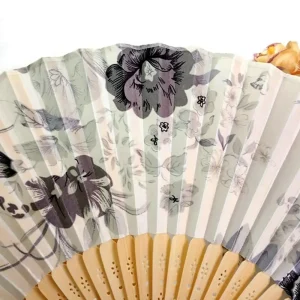Éventail chinois pliant en soie, fond rayé gris pâle menthe avec grandes orchidées charbon, petites fleurs blanches, bambou