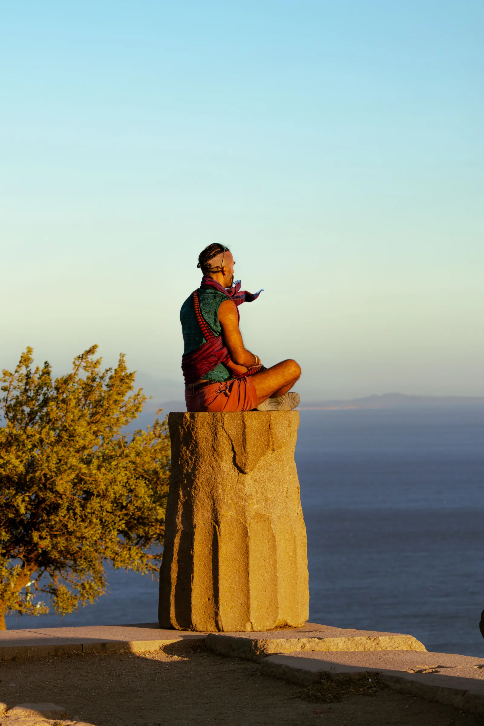 Méditation assise en plein air dans un cadre naturel — pratique de pleine conscience, paysage ouvert