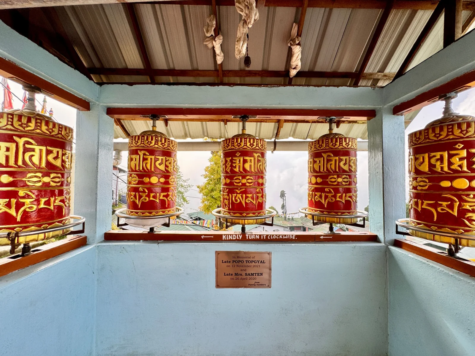 Moulins à prières colorés dans un temple bouddhiste tibétain
