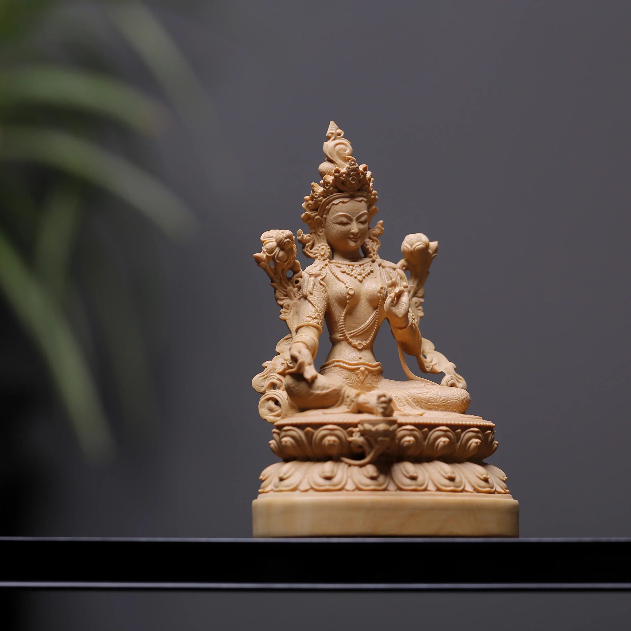 Estatuilla Tara Verde en Madera de Boj – Compasión y Acción Benevolente - Imagen 3