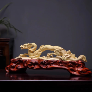 Sceptre Ruyi Dragon Sculpté en Bois de Buis, Sceptre ruyi orné d'un dragon, sculpté à la main en bois de buis. Objet traditionnel chinois offert en symbole de bonne fortune.