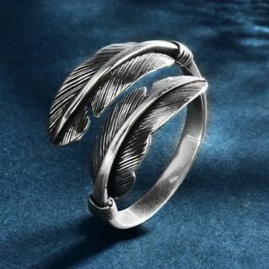 Bague Plume en Argent 925, Bague en argent massif 925 ornée d'une plume ciselée à la main. Design fin et détaillé, finition polie.
