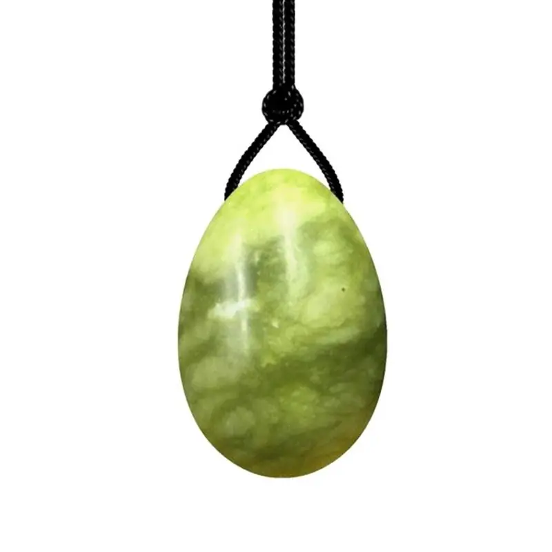 Pierre de Jade Vert Poli, Forme Ovoïde, Pierre de jade vert naturel, polie à la main en forme ovoïde. Le jade est traditionnellement associé à l'harmonie et à la sérénité en Asie.