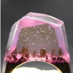 Bague Mystica Sakura – Artisanale en Résine avec Base en Bois de Santal et Reflets Bleu Blizzard Uniques