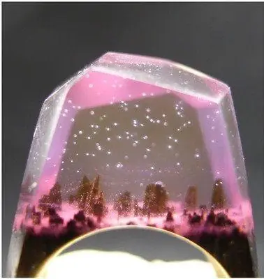 Bague Mystica Sakura – Artisanale en Résine avec Base en Bois de Santal et Reflets Bleu Blizzard Uniques